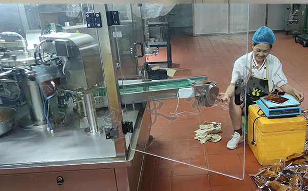 自動化辣子醬灌裝設(shè)備
